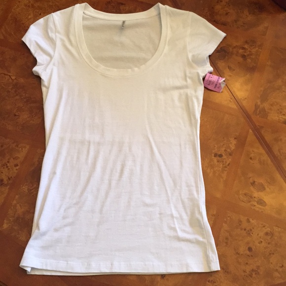 Tresics Tops - White scoop neck tshirt